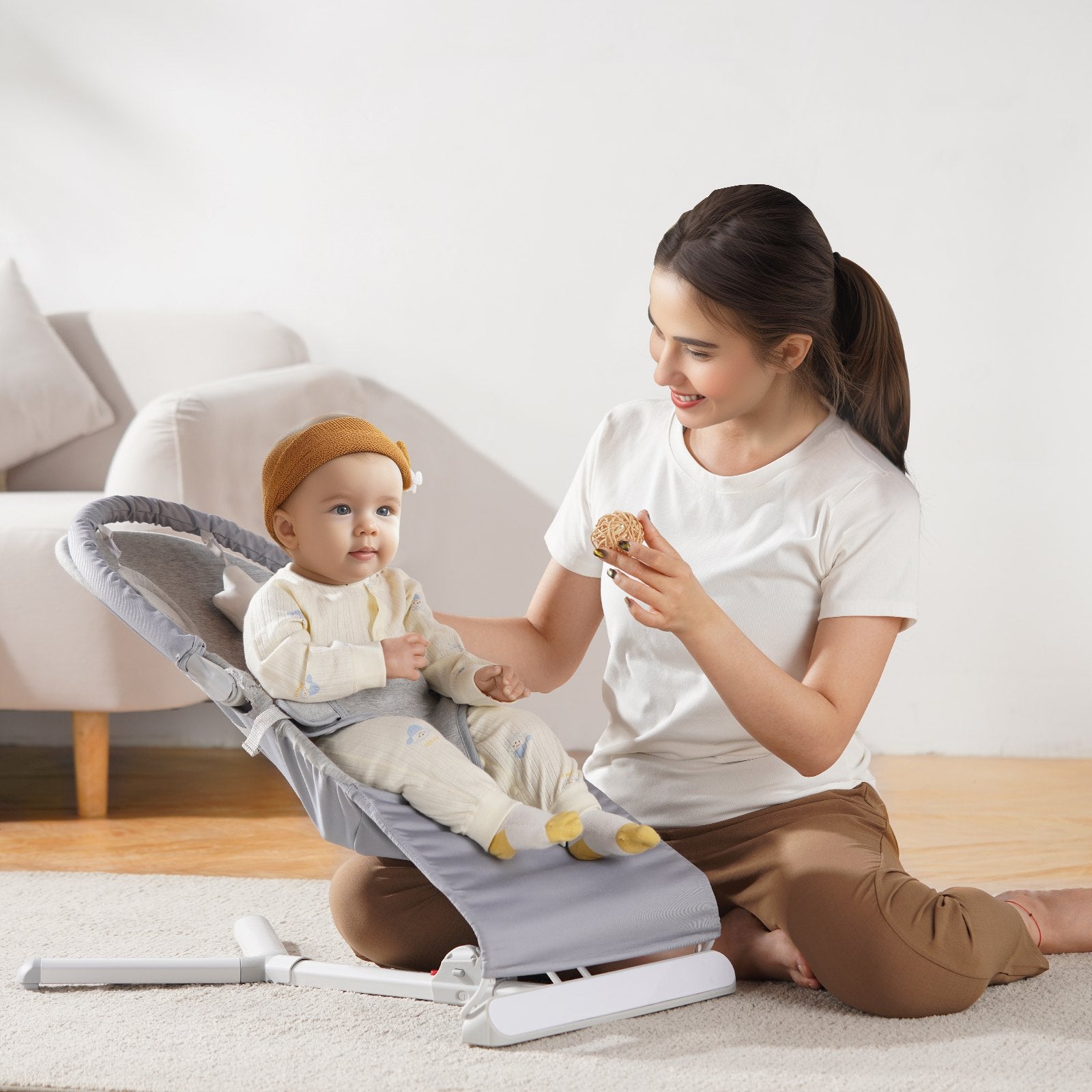 Portable Baby Bouncer Seat with Adjustable Recline, Rotatable Toy Bar, Travel Bag, and Safety Harness for Newborns, Indoor/Outdoor Use (0-9 Months, Light Gray)